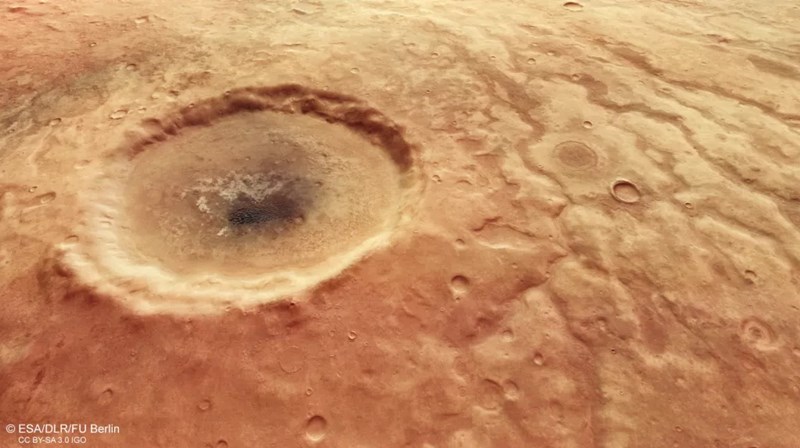 [우주를 보다] Eerie ‘Eye Crater’ Gazes at Mars’ Surface