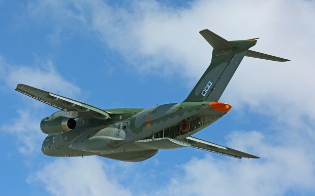 후방 램프 도어를 갖추고 있어 차량이나 화물의 신속한 적재와 하역이 가능하다. 출처 embraer.com