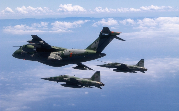 급유 포드를 장착하면 프로브 방식의 공중 급유가 가능하다. 출처 embraer.com
