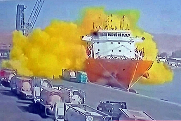 요르단 국영 알-맘라카TV가 공개한 사고 현장 폐쇄회로(CC)TV 영상. 항만 크레인에 매달려 있던 탱크가 항구 바닥으로 추락하면서 폭발하는 장면이 확인됐다. AFP 연합뉴스