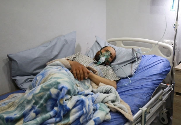 27일(현지시간) 요르단 남부 아카바항 유독가스 누출사고로 부상을 입은 한 남성이 인공호흡기를 끼고 누워 있다. AFP 연합뉴스