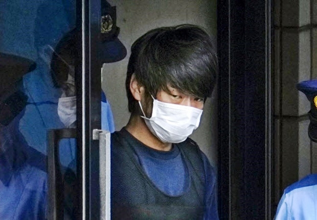 아베 신조 전 일본 총리에게 총을 쏴 숨지게 한 야마가미 데츠야가 10일 오전 일본 나라 서부경찰서에서 검찰로 송치되며 모습을 드러냈다. 교도=연합뉴스