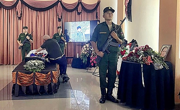 상병의 남편은 “이제 나는 어떻게 사느냐. 어쩌다 이렇게 누워 있느냐”며 오열했다.출처=러시아 서부  볼고그라드 지역 매체 V1