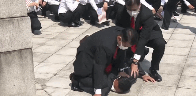 일본 경시청 경호원(SP)이 지난 5월 18일 도쿄에서 열린 쿼드 정상회의를 앞두고 영빈관 앞에서 모의 훈련을 하는 모습. 유튜브 캡쳐
