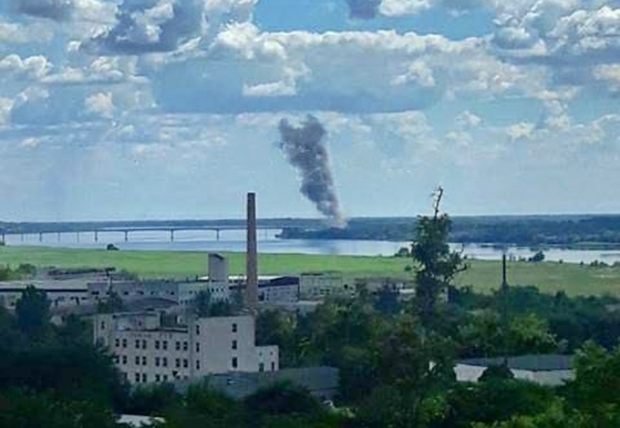 우크라이나군 공격 이후 안토노우스키 다리에서 연기가 치솟고 있다.