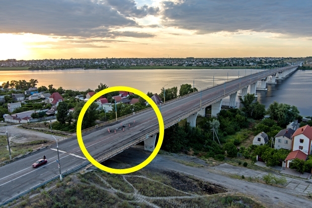 우크라이나 남부 헤르손주 안토노우스키 다리 일부가 파괴돼 있다. 타스통신 연합뉴스