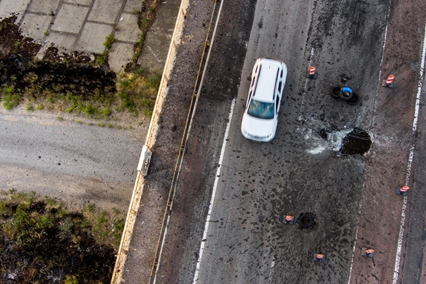 우크라이나 남부 헤르손주 안토노우스키 다리 일부가 파괴돼 있다. 타스통신 연합뉴스