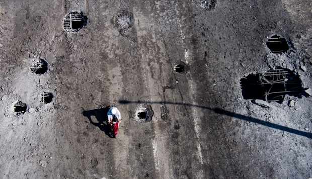 우크라이나 남부 헤르손주 안토노우스키 다리 일부가 파괴돼 있다. 타스통신 연합뉴스