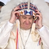 [포착] “겸허히 용서 구합니다” 인디언 모자 쓴 교황…와병 중 속죄의 순례