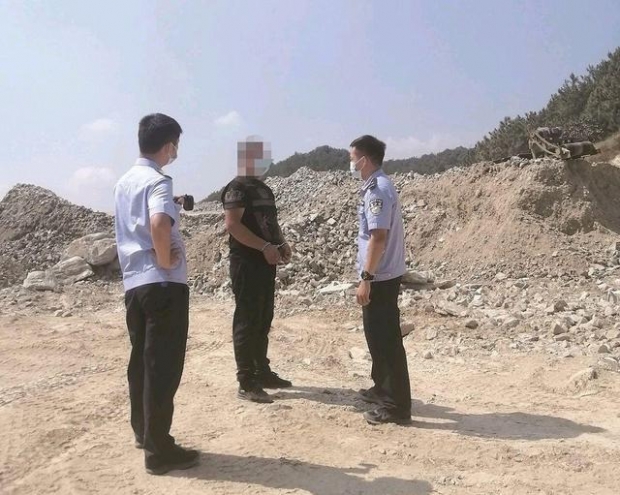 사건 수사 중 범행을 재연 중인 피고 (가운데)장 씨. 출처 웨이보
