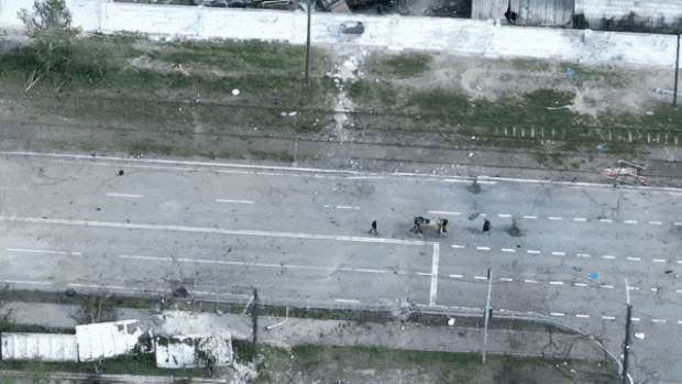 5월 16일 우크라이나군의 전투 종료 선언 이후 아조우스탈 제철소에서 항전하던 아조우 대대 전사들이 들것에 실려 도네츠크인민공화국의 의료 시설로 이송되던 모습.