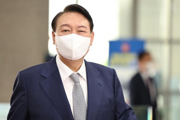 윤석열 대통령이 지난달 용산 대통령실에서 출근길에 취재진과 만나 인사를 나누고 있다. 대통령실 제공