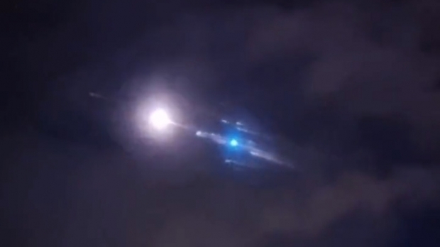 지난달 31일(현지시각) 새벽 말레이시아 사라왁주 도시 쿠싱 새벽에서 목격된 중국 우주 발사체 ‘창정-5B호’ 잔해로 추정되는 물체.jpg