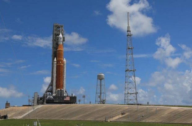 발사 대기 중인 우주발사시스템(SLS)과 오리온 우주선(로켓 앞 부분)의 모습. 사진=NASA