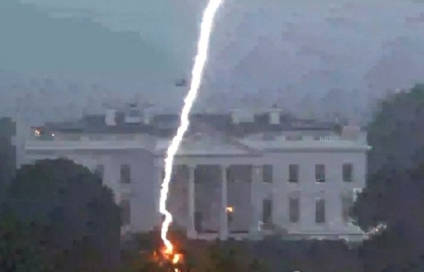 앞서 미국 워싱턴DC에서도 벼락으로 인한 인명 피해가 있었다. 4일 오후 미국 백악관 인근 라파예트 공원에 벼락이 떨어져 3명이 숨지고 1명이 중태에 빠졌다. 로이터 연합뉴스