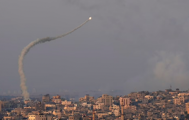 팔레스타인 가자지구로 향하는 이스라엘군의 로켓 AP 연합뉴스