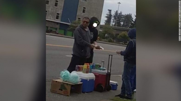 제러미에게 100달러 위조지폐를 건넨 남성의 모습. / 사진=에버렛 경찰 페이스북