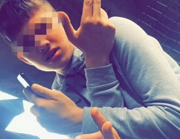 거대한 테디베어 곰 인형 안에 몸을 숨겼다 경찰에 적발된 도주범 조슈아 돕슨(18, 영국)