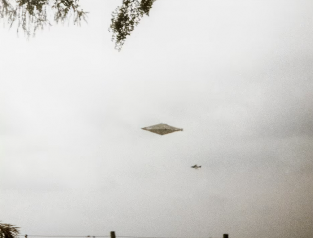 1990년 8월 4일, 스코틀랜드 하이랜드 캘빈에서 촬영된 미확인비행물체(UFO) 사진. 해당 사진은 영 국방부가 2076까지 공개 금지를 결정했지만, 은퇴한 군인에 의해 32년 만에 세상에 나왔다