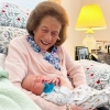 [월드피플+] 100번째 증손자 품에 안은 美 100세 할머니 ‘함박웃음’