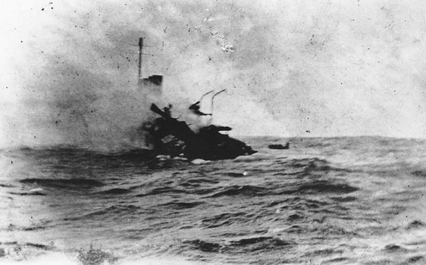 침몰당시 USS 제이콥 존스(USS Jacob Jones)의 모습