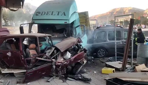 목격자는 “내리막길에서 트럭이 중심을 잃고 미끄러졌다. 1차 사고 때 4명이 사망했다”고 밝혔다.