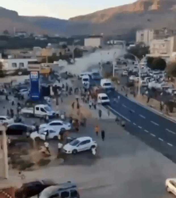 20일(현지시간) 오후 5시쯤, 데리크의 한 주유소 근처에서 트럭 1대와 승용차 2대가 부딪혔다. 내리막길에서 브레이크가 풀린 파란색 트럭은 앞서 달리던 승용차 2대를 추돌한 후 전복됐다.