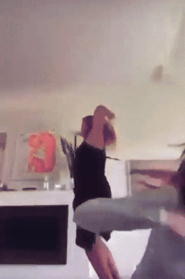 검은색 민소매 상의를 입은 여성이 핀란드 산나 마린(36) 총리.