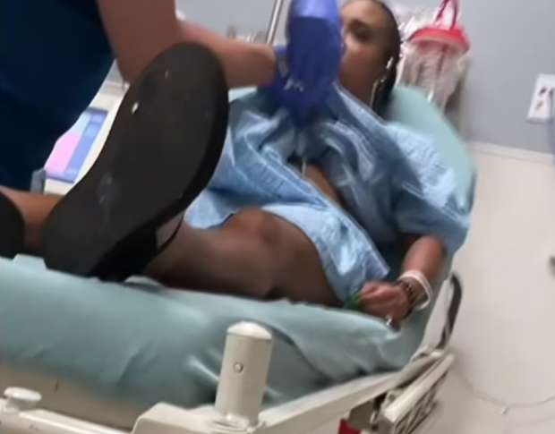 미국 텍사스주의 한 여성(사진)이 차량 손잡이에 올려져 있던 냅킨에 손을 댔다가 중독 증상을 보여 치료를 받았다. 사진은 피해여성이 중독 증상으로 응급치료를 받는 모습