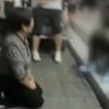 [포착] “제발 내 손자 건들지마”..70대 노인, 가해 청소년들 앞에 무릎
