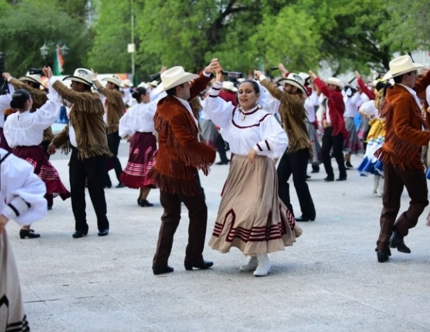 멕시코 북부의 중심도시 몬테레이가 ‘세계 최대 인원 동시에 민속춤 추기’ 세계 기록을 수립하고 기네스 공인을 받았다.