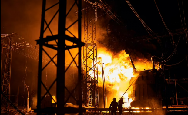 지난 11일(이하 현지시간) 우크라이나 제2도시 하르키우의 발전소가 러시아군의 폭격을 받았다. 이 폭격으로 하르키우 서쪽 외곽에 있던 제5 화력발전소에서 대규모 화재가 발생해 최소 1명이 사망했고, 아파트 등 일부 건물도 화재 피해를 입었다 AP연합뉴스