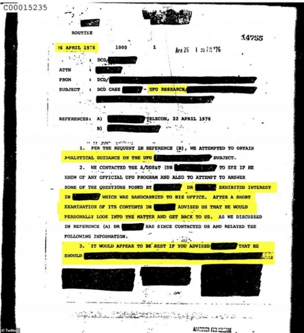 검은색 매직팬으로 많은 부분이 삭제 처리된 이 CIA 보고서는 1976년 4월 CIA 소속 최고 권위의 과학자이자 과학기술부 부국장인 칼 더킷 박사에게 직접 전달된 것으로, UFO의 긴급 정보를 설명한다. / 사진=블랙볼트/트위터