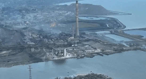 러시아군은 지난 5월 14일 마리우폴의 아조우스탈 제철소에 테르밋 소이탄을 퍼부었다