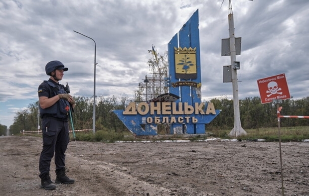 우크라이나군이 20일 동부 하르키우 전선에서 ‘도네츠크 주’라고 쓰인 간판 앞에 서 있다. EPA 연합뉴스