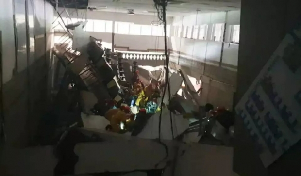 소방당국이 트위터 등 소셜네트워크 서비스(SNS)상에 공개한 사진에는 사고 현장에 출동한 소방대원들이 조심스럽게 구조작업을 벌이는 모습 등이 담겼다. / 사진=상파울루 소방국