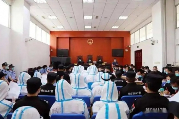 지난 6월 중국 탕산시의 한 식당에서 여성 4명을 집단 폭행한 폭력 조직원들에 대해 최고 징역 24년형이 선고됐다. 출처 웨이보