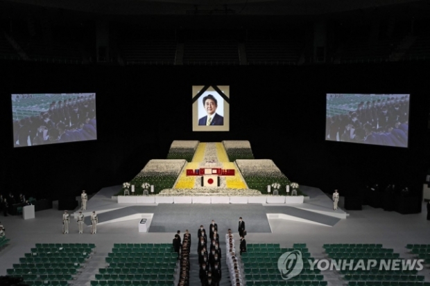 지난 7월 8일 참의원 선거 유세 중 총에 맞아 숨진 아베 신조 전 일본 총리의 국장(國葬)이 사후 81일 만인 27일 도쿄 지요다구 일본 무도관(니혼 부도칸)에서 치러졌다. 도쿄 AFP 연합뉴스