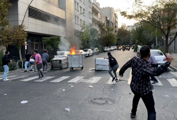 이란 수도 테헤란에서 열린, 마흐사 아미니를 위한 규탄시위다. 아미니의 사망 발표 후 시민들의 분노가 커지고 있다. 2022.09.20 AFP연합뉴스