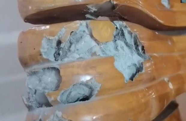 고가의 원목 가구라는 말에 속아 애지중지했던 가구가 사실은 시멘트를 가득 채운 가짜 원목인 것이 드러나 논란이 됐다. 출처 웨이보