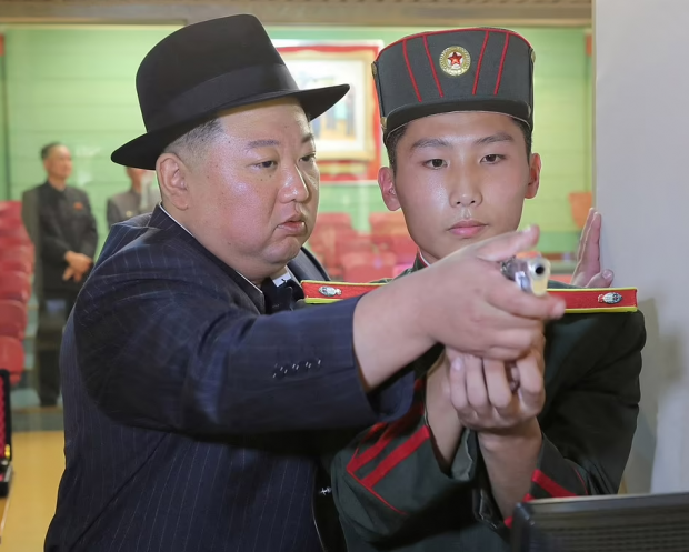조선중앙통신은 김정은 북한 국무위원장이 16일 만경대혁명학원을 찾아 원생들과 뜻깊은 시간을 보냈다고 보도했다. 로이터 연합뉴스