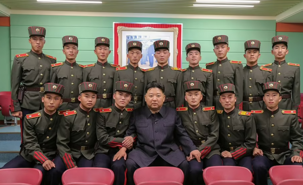 조선중앙통신은 김정은 북한 국무위원장이 16일 만경대혁명학원을 찾아 원생들과 뜻깊은 시간을 보냈다고 보도했다. 로이터 연합뉴스