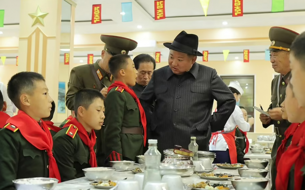 조선중앙통신은 김정은 북한 국무위원장이 16일 만경대혁명학원을 찾아 원생들과 뜻깊은 시간을 보냈다고 보도했다. 로이터 연합뉴스