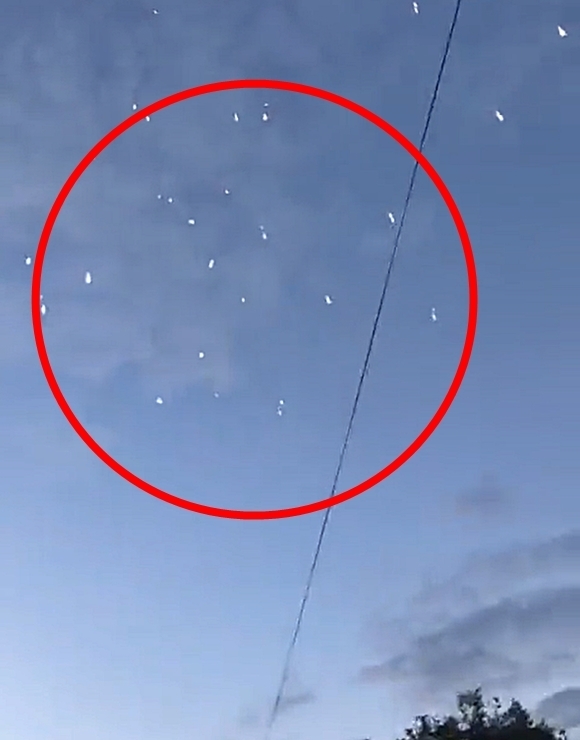 최근 우크라이나에서 공중 격추된 샤헤드-136 드론이 산산조각나 땅으로 떨어지고 있다