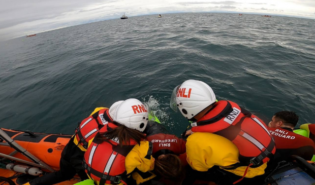 영국 왕립구명정협회(이하 RNLI) 측은 배를 타고 영불 해협(영국과 프랑스 사이에 있는 좁은 해협)을 건너려는 불법 이민자 중 일부가 고의로 어린 자녀를 바다에 던지는 비통한 장면을 매일 목격하고 있다고 전했다. RNLI가 바다에 떠 있는 불법 이민자들을 구조하는 모습