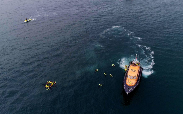 영국 왕립구명정협회(이하 RNLI) 측은 배를 타고 영불 해협(영국과 프랑스 사이에 있는 좁은 해협)을 건너려는 불법 이민자 중 일부가 고의로 어린 자녀를 바다에 던지는 비통한 장면을 매일 목격하고 있다고 전했다. RNLI가 바다에 떠 있는 불법 이민자들을 구조하는 모습