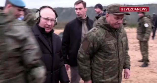 푸틴 러시아 대통령은 최근 세르게이 쇼이구 국방장관과 함께 모스크바 남동쪽의 라잔 지역의 한 예비군 훈련소를 방문했다. 로이터 연합뉴스