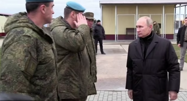 푸틴 러시아 대통령은 최근 세르게이 쇼이구 국방장관과 함께 모스크바 남동쪽의 라잔 지역의 한 예비군 훈련소를 방문했다. 로이터 연합뉴스