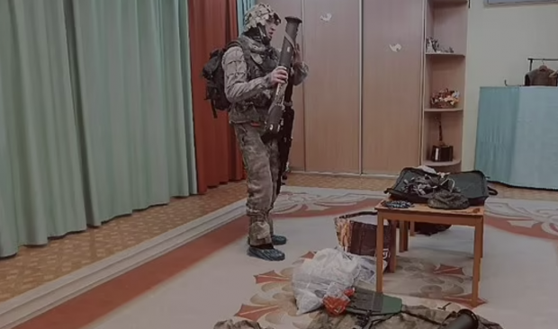 해당 동영상은 모스크바 인근 도시의 유치원에서 촬영됐으며, 아이들은 ‘조국의 진정한 수호자를 구별하는 자질’을 배우는 시간에 무기 사용법을 교육받은 것으로 알려졌다