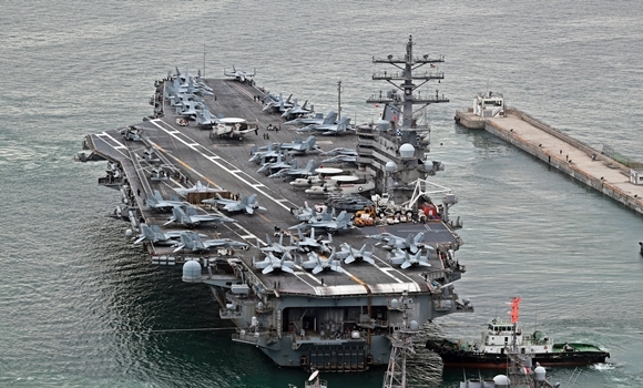 한미연합해상훈련 참가하는 레이건호. 9월 26일 오전 레이건호(CVN-76)가 한미연합해상훈련에 참가하기 위해 부산작전기지에서 출항하고 있다. 2022.9.26 연합뉴스